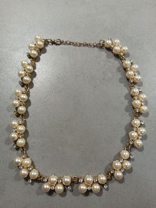 Collar dorado con perlas y pedrería