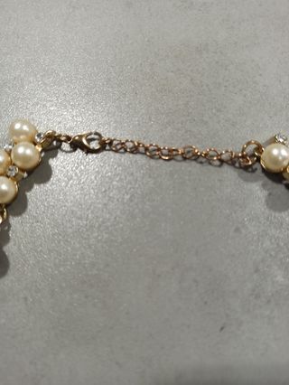 Collar dorado con perlas y pedrería