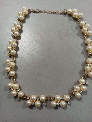 Collar dorado con perlas y pedrería