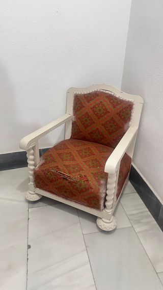 Sillón antiguo con estructura de madera