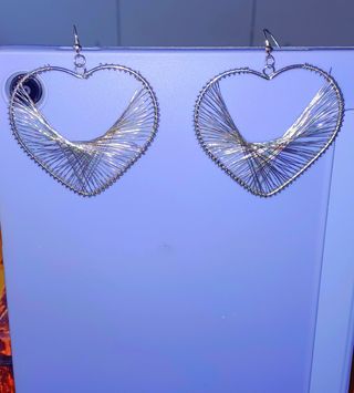 PENDIENTES EN FORMA DE CORAZÓN DISEÑADOS CON HILOS