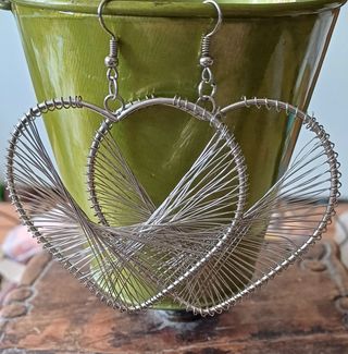 PENDIENTES EN FORMA DE CORAZÓN DISEÑADOS CON HILOS