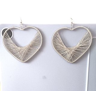 PENDIENTES EN FORMA DE CORAZÓN DISEÑADOS CON HILOS