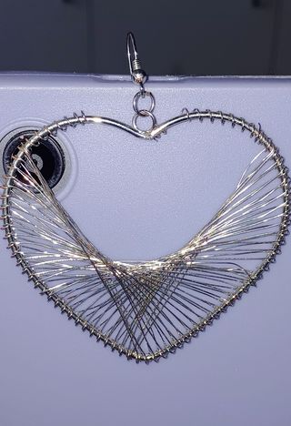 PENDIENTES EN FORMA DE CORAZÓN DISEÑADOS CON HILOS