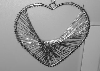PENDIENTES EN FORMA DE CORAZÓN DISEÑADOS CON HILOS