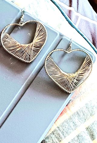 PENDIENTES EN FORMA DE CORAZÓN DISEÑADOS CON HILOS