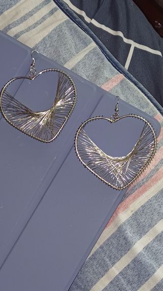 PENDIENTES EN FORMA DE CORAZÓN DISEÑADOS CON HILOS