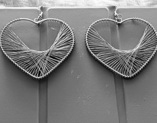 PENDIENTES EN FORMA DE CORAZÓN DISEÑADOS CON HILOS