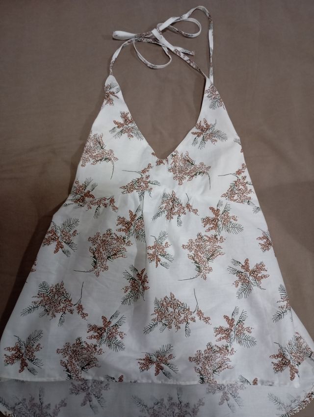 Blusa blanca con estampado floral