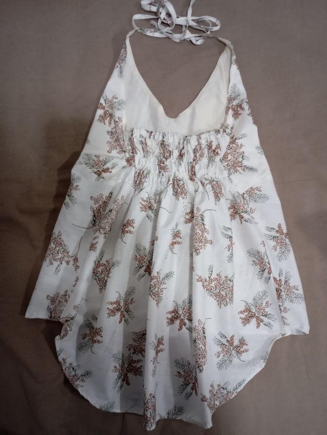 Blusa blanca con estampado floral