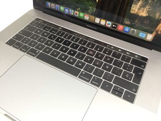portatil apple apple macbook pro core i7 2.2 15 touchbar (2018) (a1990)