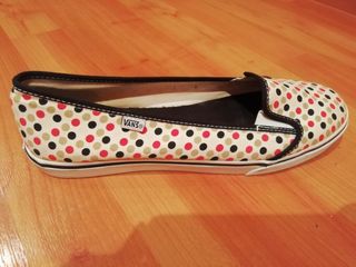 Vans lunares beige, negro y rojo