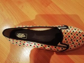 Vans lunares beige, negro y rojo