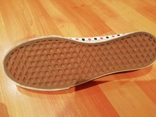 Vans lunares beige, negro y rojo
