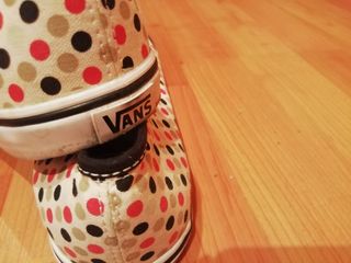 Vans lunares beige, negro y rojo