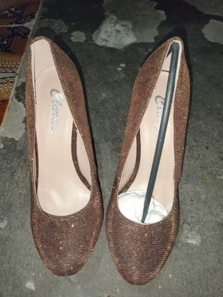 Zapatos de tacón dorados Clara's