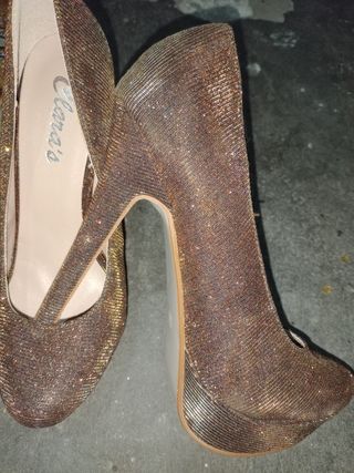 Zapatos de tacón dorados Clara's