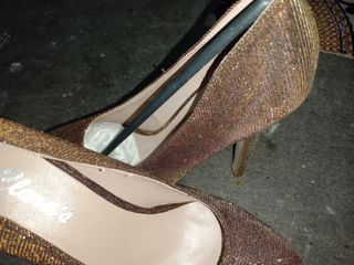 Zapatos de tacón dorados Clara's