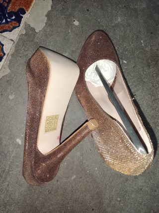 Zapatos de tacón dorados Clara's