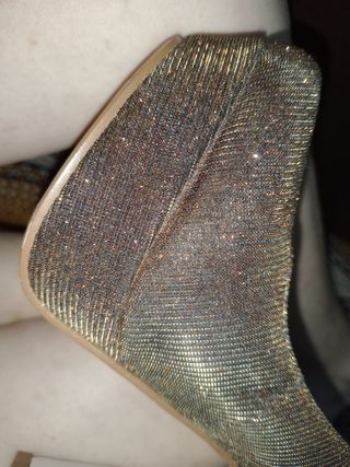 Zapatos de tacón dorados Clara's
