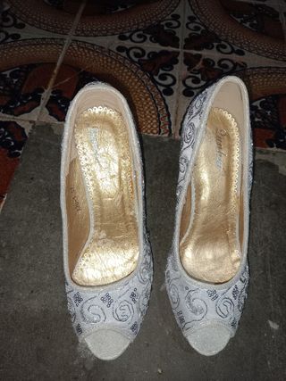 Zapatos de tacón plateados y blancos