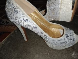 Zapatos de tacón plateados y blancos