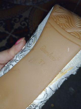 Zapatos de tacón plateados y blancos