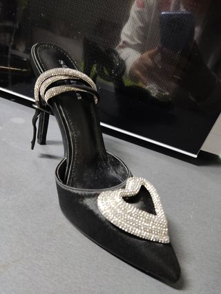 Sandalia Tacón Negro con Corazón Brillante
