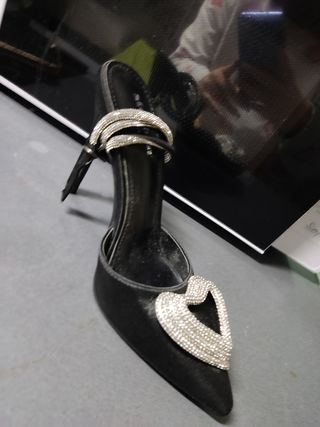 Sandalia Tacón Negro con Corazón Brillante