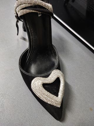 Sandalia Tacón Negro con Corazón Brillante