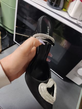 Sandalia Tacón Negro con Corazón Brillante