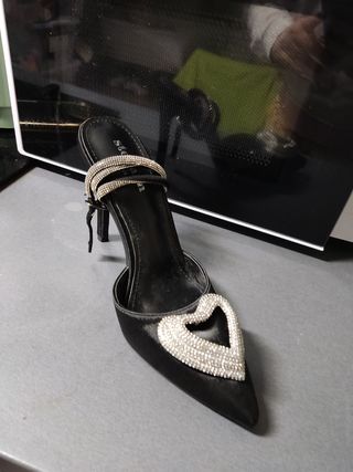 Sandalia Tacón Negro con Corazón Brillante