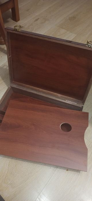 Maletín de pintor, de madera, dibujo carbón. TITAN