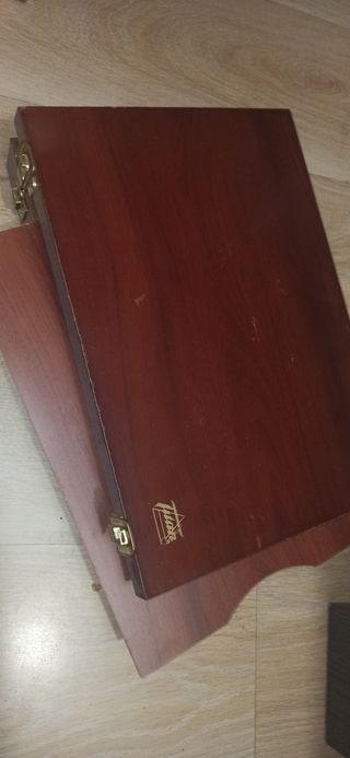 Maletín de pintor, de madera, dibujo carbón. TITAN