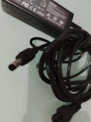 Cargador Portátil 19V 3.16A