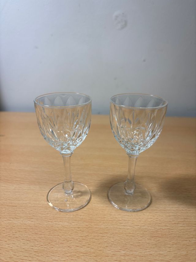 Dos vasos de cristal tallado