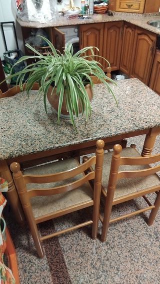 Mesa  granito  y regalo 4 sillas.
Oportunidad!.Med