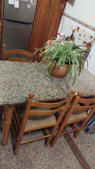 Mesa  granito  y regalo 4 sillas.
Oportunidad!.Med