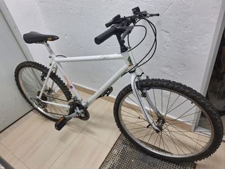 Bicicleta de montaña blanca