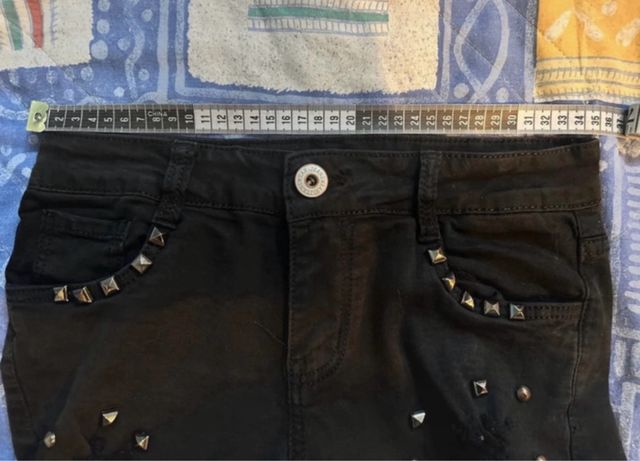 Jeans neri strappati con borchie taglia M