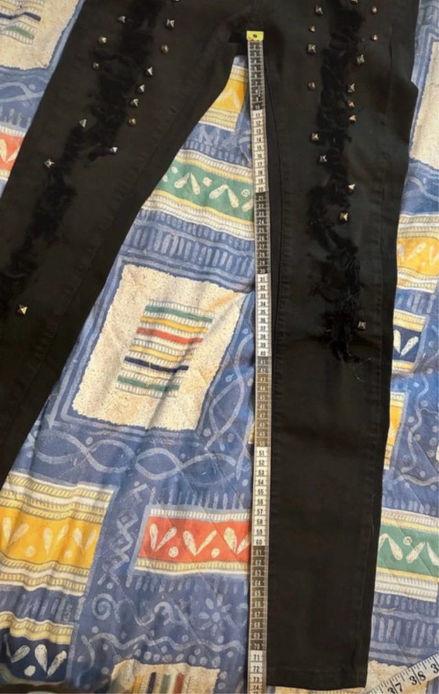 Jeans neri strappati con borchie taglia M