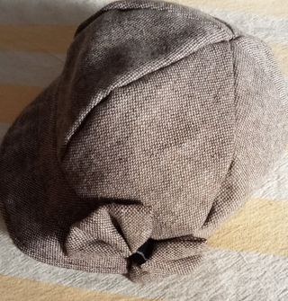 Gorra de tela marrón con detalle lazo
100% algodón