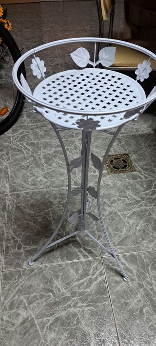 Mesa alta de metal blanca