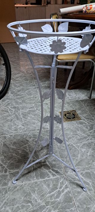 Mesa alta de metal blanca