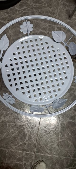 Mesa alta de metal blanca