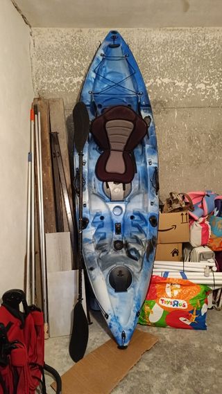 Kayak azul y blanco con remo