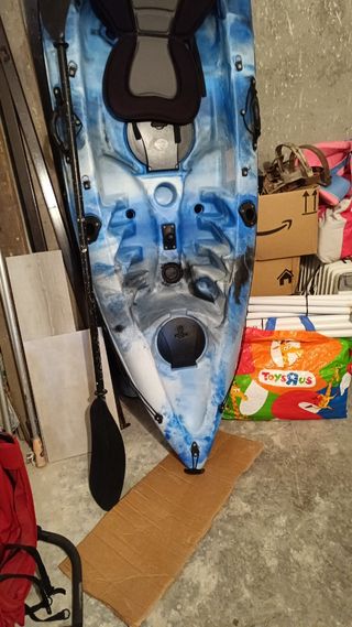Kayak azul y blanco con remo