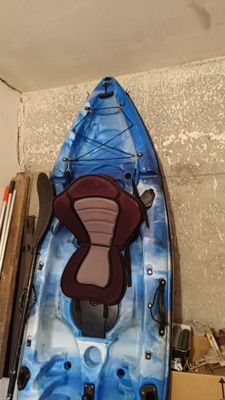 Kayak azul y blanco con remo