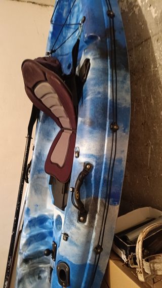 Kayak azul y blanco con remo