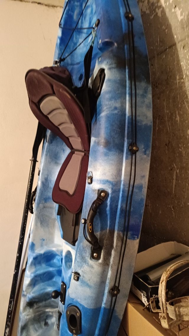 Kayak azul y blanco con remo